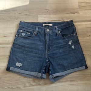 Levi's women's mid length shorts size 29 In excellent condition